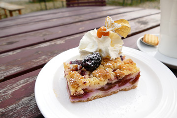 Pflaumenkuchen mit Sahne, Brombeere und Physalis