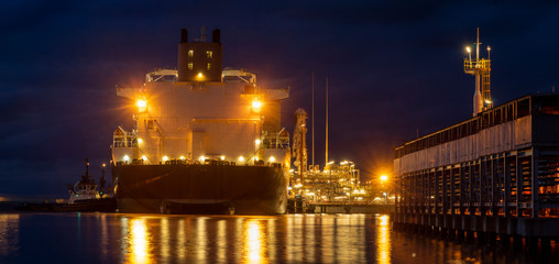 Fototapeta na wymiar LNG tanker during the night supply of liquefied gas at the LNG terminal