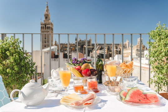 desayuno al aire libre con vistas a la catedral de sevilla