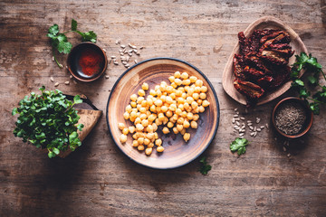 Ingrédients pour un Houmous de Tomates Séchées, Graines Germées et Pignon de Pin. Plat Végétarien