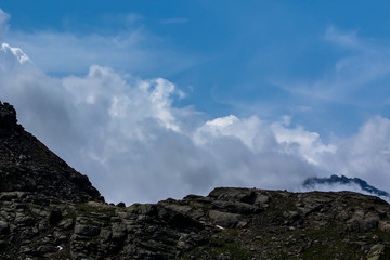 vette alpine, cielo azzurro e nuvole