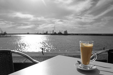 Kaffee am Hafen grau/bunt