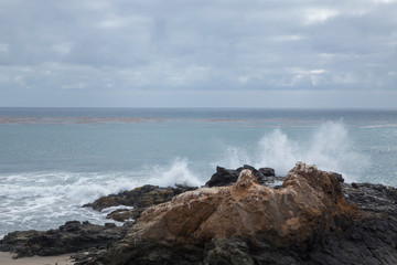 Obraz premium olas rompiendo contra rocas en Big Sur