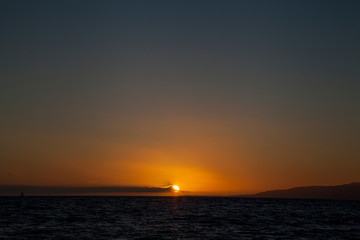 Naklejka premium Atardecer sobre el mar en Santa Mónica