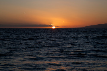 Obraz premium línea del horizonte al atardecer con mar