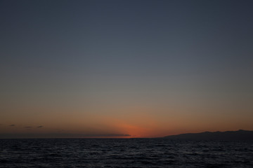 Obraz premium línea del horizonte al atardecer con mar