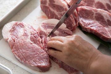 とんかつ調理、豚肉の下処理