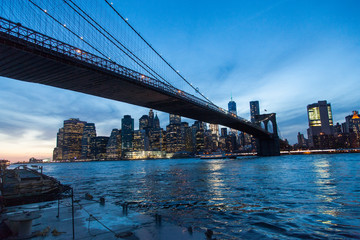 Fototapeta na wymiar Puente de Manhattan al anochecer