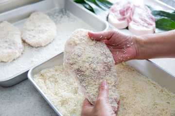 とんかつ調理、パン粉を付ける