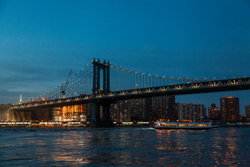 Fototapeta na wymiar Puente de Manhattan al anochecer