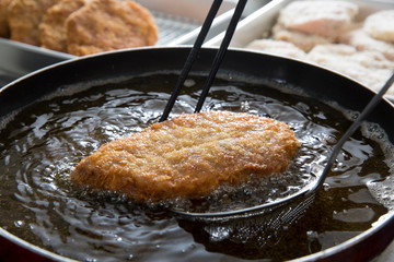 とんかつ調理風景