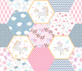 Behang Hexagon Fairytale patchwork naadloos patroon met schattige eenhoorns, wolken met sterren, bloemen en decoratieve patches. Afdrukken voor babystof.