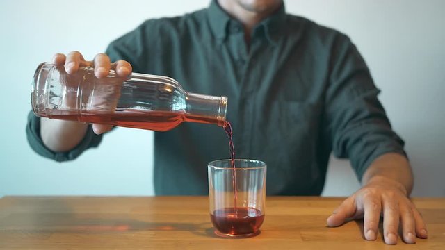 Llenando el vaso de vino