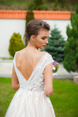 Naklejka premium Beautiful bride holding a bouquet before getting married