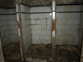 interior baños en mina abandonada