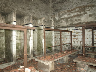 interior edificio de mina abandonada en el norte de España