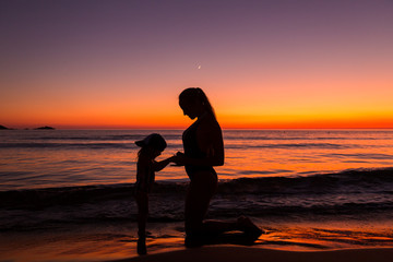 Fototapeta premium Mother and daughter at the sea 