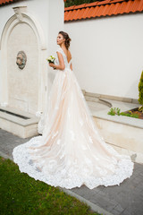 Obraz premium Beautiful bride holding a bouquet before getting married