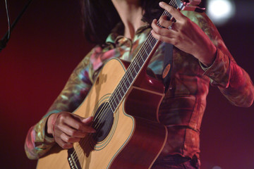 Obraz na płótnie Canvas mains guitare musique feminin
