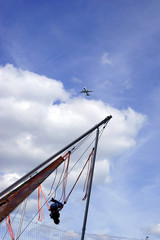 Ein Jugendlicher h&uuml;pft an einem Ger&uuml;st mit einem Gummi...