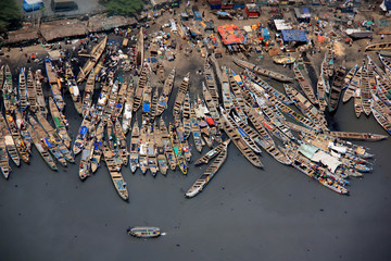 Unloading the catch of the day from fishing boats in Accra, Ghana - obrazy, fototapety, plakaty