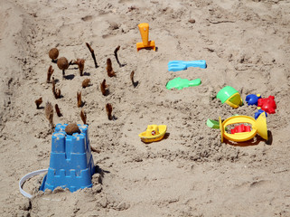 Sandkasten, Spielplatz mit Schaufeln und Eimern zum spielen für Kinder