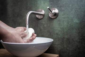 Händewaschen in Designer Bad