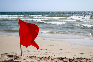 Rote Warn Flaggen am Strand warnen vor Unterströmung und anderen Gefahren
