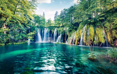 Fototapete Fotos Frischer Morgenblick auf den Wasserfall des reinen Wassers im Nationalpark Plitvice. Malerische Frühlingsszene des grünen Waldes mit kleinem See, Kroatien, Europa. Schönheit des Naturkonzepthintergrundes.