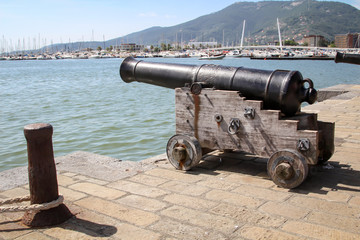 Mittelalterliche Kanone an einem Hafen Becken