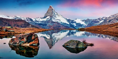 Foto auf Acrylglas Städte / Reisen Panoramablick am Morgen auf den Stellisee mit Matterhorn / Cervino-Gipfel im Hintergrund. Beeindruckende Herbstszene der Schweizer Alpen, Ort Zermatt, Schweiz, Europa.