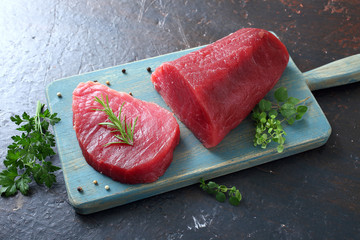 pesce tonno  crudo su tavolo di cucina grigio