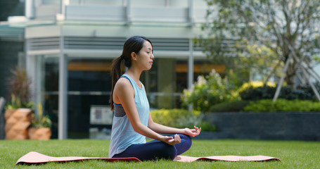 Fototapeta premium Woman do yoga at the park