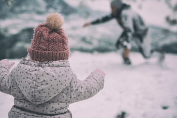 niña corriendo para abrazar al padre sobre la nieve