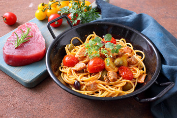 spaghetti con pesce tonno fresco pomodorini olive e capperi