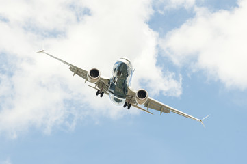 jet aircraft landing approach
