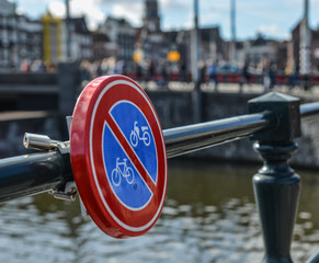 Obraz premium No Bicycle Parking Sign at the steel fence
