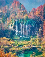 Photo sur Aluminium Cascades Vue matinale épique de la cascade d& 39 eau pure dans le parc national de Plitvice. Scène d& 39 automne aérienne de Croatie, Europe. Lieux abandonnés de la série des lacs de Plitvice. Fond de concept de beauté de la nature.