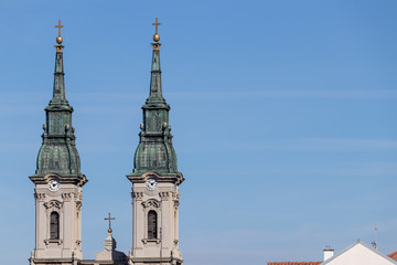 Obraz premium Two spiers of the clock towers and a cross of the old Orthodox E