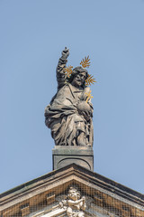 Obraz premium Decorative facade statues of priests and bishops at Saint Salvator church near Charles Bridge in Prague, Czech Republic, summer time, details