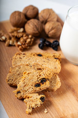 Crispy cookies with walnut and raisins. 
