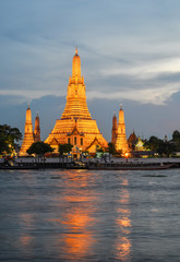 Naklejka premium Wat Arun Temple at sunset in Bangkok, Thailand