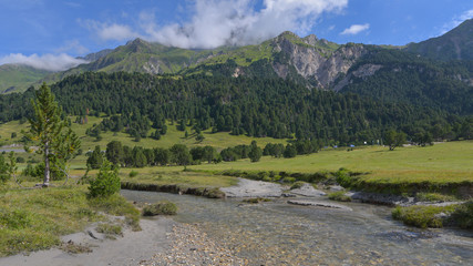 Panoramica in alta montagna con fiume che scorre