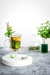 Soothing tea with fresh and fresh mint and peppermint syrup.