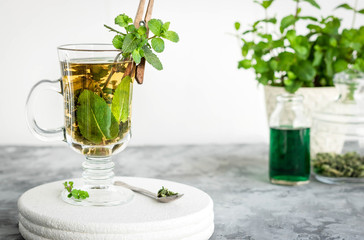 Soothing tea with fresh and fresh mint and peppermint syrup.