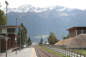 Fototapeta premium Bahnhof in Südtirol, Bahnsteig