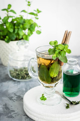 Soothing tea with fresh and fresh mint and peppermint syrup.