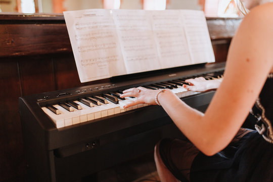 Eheschlie&szlig;ung in der Kirche Ringtausch Blumenschmuck