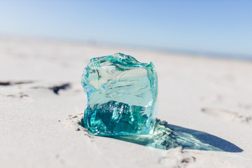 Glasbrocken im Meer Salzwasser Glas