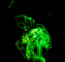 Obraz premium Green smoke on black background